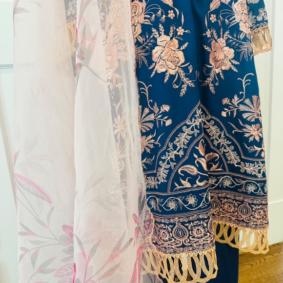 Brand New - Sana Safinaz Linen Embroidered 3 Piece Suit - Picture 3 of 4